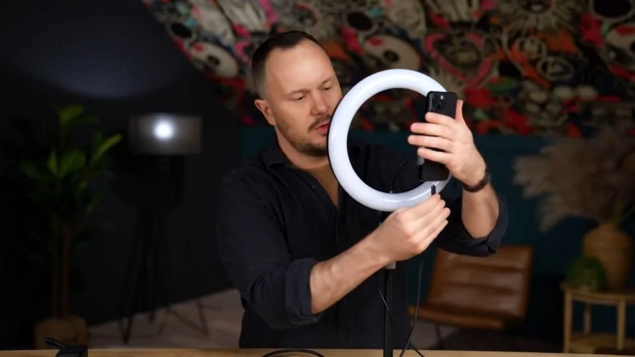 Connect the cable that matches your iPhone, original studio demonstration
