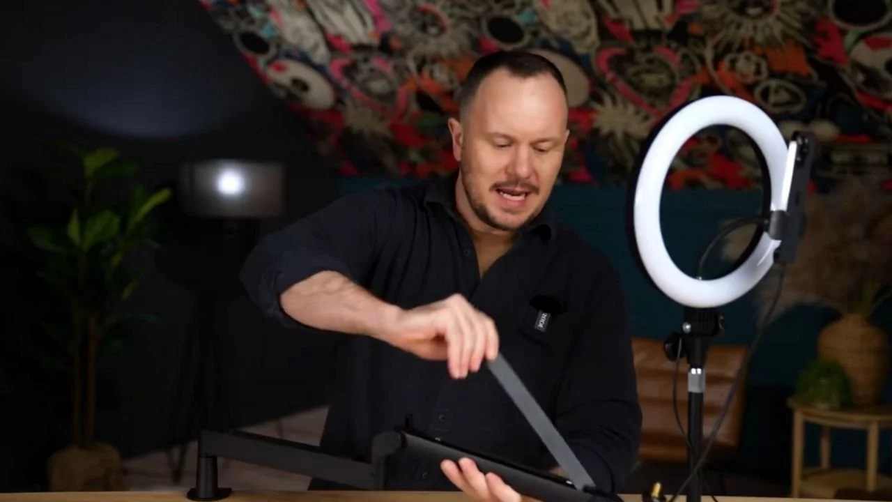Connect the cable that matches your iPhone, original studio demonstration
